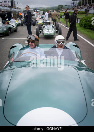 1959 Aston Martin DBR1, driver Tony Brooks (L) e Sir Stirling Moss (R), Jim Clark Parade, Goodwood, racing, auto racing Foto Stock