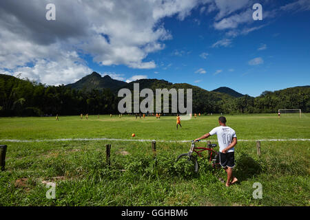 Campo di calcio sulla strada principale SP -125 in Ubatuba, nel Parque Serra do Mar, Costa Verde, Sao Paulo, Brasile Foto Stock