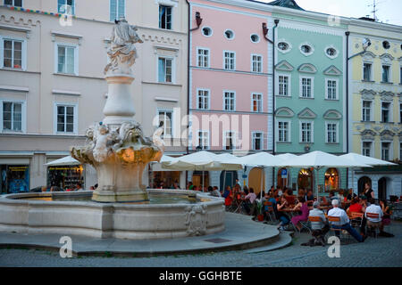 Residenzplatz e Wittelsbacher fontana, Passau, Bassa Baviera, Baviera, Germania Foto Stock