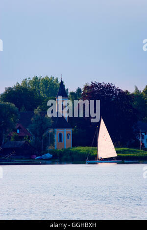 Barca a vela e St Alban cappella, Diessen, Ammersee, Alta Baviera, Baviera, Germania Foto Stock