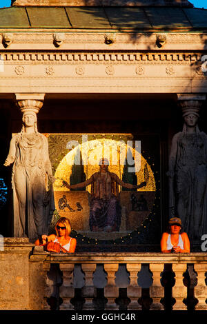 Mosaico sul lato occidentale della piattaforma di visualizzazione di Friedensengel, Bogenhausen Monaco di Baviera, Baviera, Baviera, Germania Foto Stock