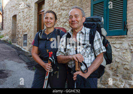 Pellegrini, matura in Arrone, la valle del fiume Nera a Vallo di Nera, Valnerina, San Francesco di Assisi Via Francigena di San Fra Foto Stock