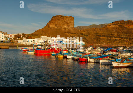 Porto di pesca, barche da pesca nel porto di Puerto de las Nieves, vicino a Agaete, costa ovest, Gran Canaria Isole Canarie Spagna, Foto Stock