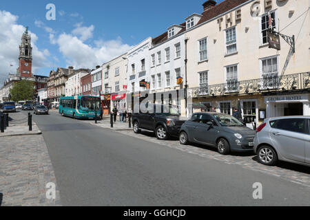 Colchester High Street su una giornata d'estate mostra il municipio in background Foto Stock