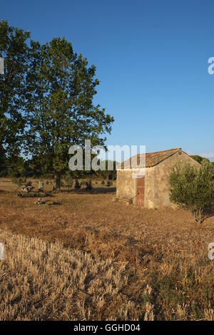 Operaio francese del capanno che offre riparo dal sole durante le ore di lavoro Foto Stock