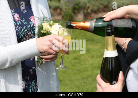 Evento di nozze dettaglio di champagne che viene versato in un bicchiere Foto Stock