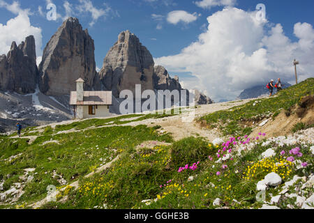 Cappella a Tre Cime di Lavaredo, Drei Zinnen, Alto Adige, Dolomiti, Italia Foto Stock