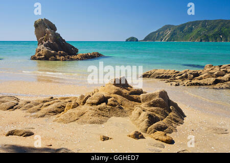 La spiaggia e gli scogli a Wainui Bay, Tasmania, Isola del Sud, Nuova Zelanda Foto Stock