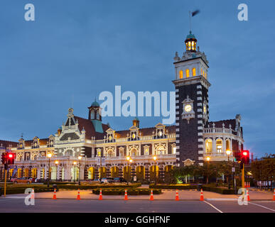 Stazione ferroviaria nella luce della sera, Dunedin, Otago, Isola del Sud, Nuova Zelanda Foto Stock