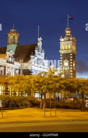 Stazione ferroviaria nella luce della sera, Dunedin, Otago, Isola del Sud, Nuova Zelanda Foto Stock