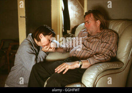 Tutto o niente / tutto o niente GB 2002 / Mike Leigh Penny (LESLEY MANVILLE), Phil (TIMOTHY SPALL) Regie: Mike Leigh aka. Tutto o niente Foto Stock