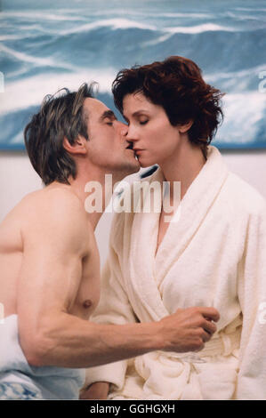 E ora ... Signori e Signore / e ora... Gentili signore e signori F/GB 2002 / Claude Lelouch Gangster Valentin (Jeremy Irons) und Francoise (ALESSANDRA MARTINES) Regie: Claude Lelouch aka. Ed ora... Gentili signore e signori Foto Stock