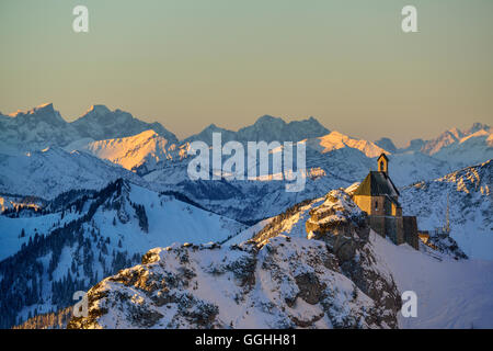 Wendelstein chiesa con gamma di Karwendel in background, Wendelstein, montagne Mangfall, Prealpi bavaresi, Alta Baviera, Germania Foto Stock