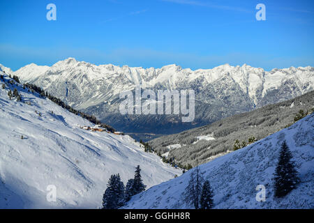 Vista da Gilfert su Bassa Valle dell'Inn di Karwendel, Gilfert, Alpi di Tux, Tirolo, Austria Foto Stock