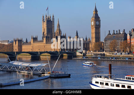 London Eye Pier, il Tamigi e il Palazzo di Westminster aka Houses of Parliament, Westminster, London, England, Regno Unito Foto Stock