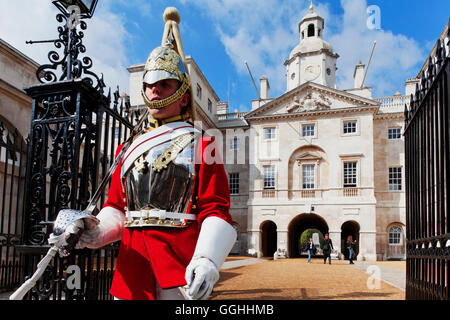 Guardia a la sfilata delle Guardie a Cavallo, Whitehall, Westminster, London, England, Regno Unito Foto Stock