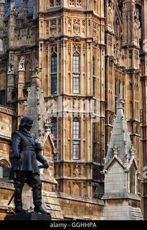Statua di Oliver Cromwell di fronte il Palazzo di Westminster aka Houses of Parliament, Westminster, London, England, Regno Unito Foto Stock