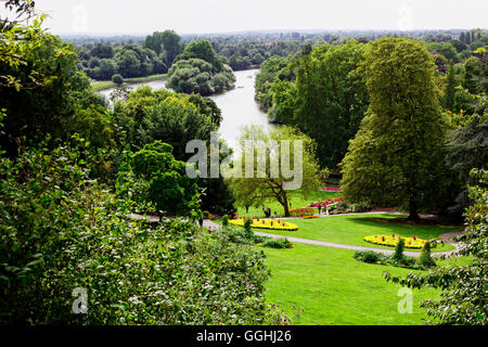 La vista dal terrazzo giardino oltre il Fiume Tamigi e Glover's Island, Richmond Upon Thames, Surrey, England, Regno Unito Foto Stock