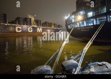 La nave portacontainer CMA CGM Marco Polo nel terminale per container Burchardkai di Amburgo, Germania Foto Stock