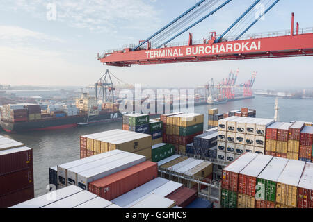 Il carico e lo scarico della nave portacontainer CMA CGM Marco Polo nel terminale per container Burchardkai di Amburgo, Germania Foto Stock