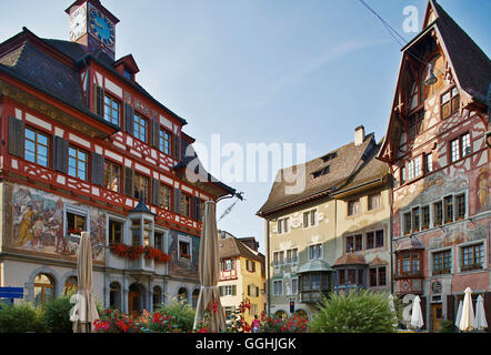 Finestre a bovindo e dipinti murali sulle facciate delle case a Rathausplatz, la città vecchia di Stein, Stein am Rhein, Hochrhein, Untersee, Foto Stock