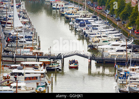 Vista dalla torre del Grote Kerk di Port de Plaisance con barche nella città vecchia di Dordrecht, Provincia del Sud Netherl Foto Stock