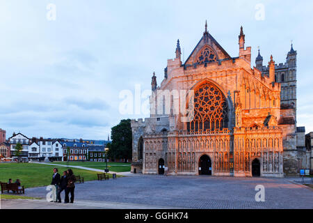 La facciata ovest e Cattedrale vicino, la Cattedrale di Exeter, Exeter Devon, Inghilterra, Gran Bretagna Foto Stock