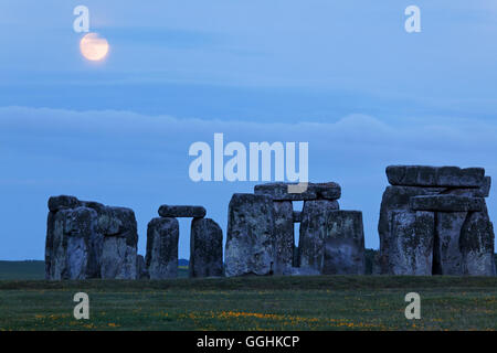 Stonehenge al chiaro di luna, Amesbury, Wiltshire, Inghilterra, Gran Bretagna Foto Stock