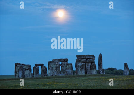 Stonehenge al chiaro di luna, Amesbury, Wiltshire, Inghilterra, Gran Bretagna Foto Stock