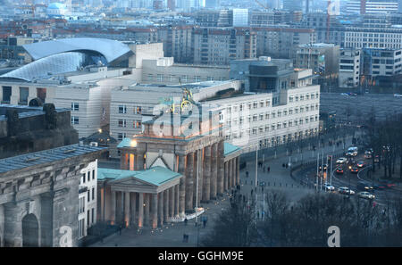 Vista sulla Porta di Brandeburgo e ambasciata americana, Berlino, Germania Foto Stock