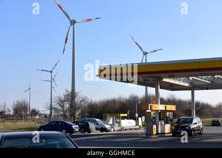 Turbina eolica e la stazione di benzina a ovest di Magdeburg vicino alla A2 autobahn, Sassonia-Anhalt, Germania Foto Stock