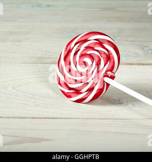 Il bianco e il rosso grande spirale lollipop su stick Foto Stock