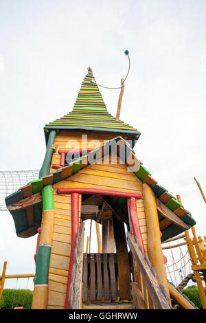 Jungle Jim giochi in legno stile Tolkien, bizzarro, bizzarra leisure, eccentrico, stravagante, parco giochi eccentrico, non convenzionale, poco ortodosse idiosincratiche, surreale, crazy, assurdo, grottesco, peculiare area di gioco, dispari, curioso, strano attrezzature, queer, cranky, insolita, folle, zany zona, madcap, off-center, lontano, il legname alternativa zona giochi parte del rinnovato Kings Gardens, nel parco, Southport, Merseyside, Regno Unito Foto Stock