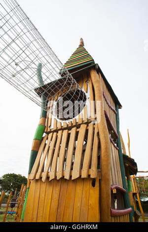 Jungle Jim giochi in legno stile Tolkien, bizzarro, bizzarra leisure, eccentrico, stravagante, parco giochi eccentrico, non convenzionale, poco ortodosse idiosincratiche, surreale, crazy, assurdo, grottesco, peculiare area di gioco, dispari, curioso, strano attrezzature, queer, cranky, insolita, folle, zany zona, madcap, off-center, lontano, il legname alternativa zona giochi parte del rinnovato Kings Gardens, nel parco, Southport, Merseyside, Regno Unito Foto Stock