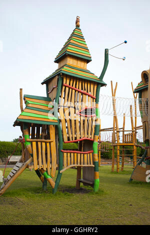 Jungle Jim giochi in legno stile Tolkien, bizzarro, bizzarra leisure, eccentrico, stravagante, parco giochi eccentrico, non convenzionale, poco ortodosse idiosincratiche, surreale, crazy, assurdo, grottesco, peculiare area di gioco, dispari, curioso, strano attrezzature, queer, cranky, insolita, folle, zany zona, madcap, off-center, lontano, il legname alternativa zona giochi parte del rinnovato Kings Gardens, nel parco, Southport, Merseyside, Regno Unito Foto Stock