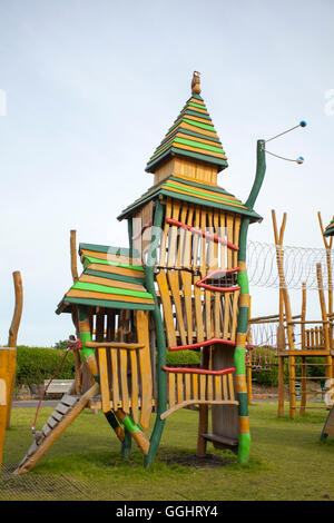 Jungle Jim giochi in legno stile Tolkien, bizzarro, bizzarra leisure, eccentrico, stravagante, parco giochi eccentrico, non convenzionale, poco ortodosse idiosincratiche, surreale, crazy, assurdo, grottesco, peculiare area di gioco, dispari, curioso, strano attrezzature, queer, cranky, insolita, folle, zany zona, madcap, off-center, lontano, il legname alternativa zona giochi parte del rinnovato Kings Gardens, nel parco, Southport, Merseyside, Regno Unito Foto Stock