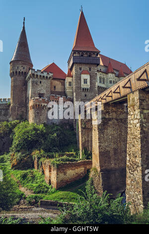 Hunedoara, Romania - Luglio 23, 2016: leggendario Corvin medievale castello con un lungo ponte levatoio in legno sostenuto da quattro massicci ston Foto Stock