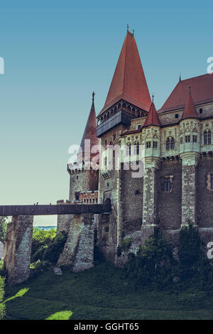 Hunedoara, Romania - Luglio 23, 2016: Medievale Corvin Castello con un lungo ponte levatoio in legno sostenuto da quattro massicci piloni pietroso, BU Foto Stock