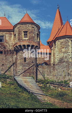 Hunedoara, Romania - Luglio 23, 2016: il vecchio ponte di legno vicino alla Torre di batteristi del Corvin Castello. Da questa torre, il castello Foto Stock