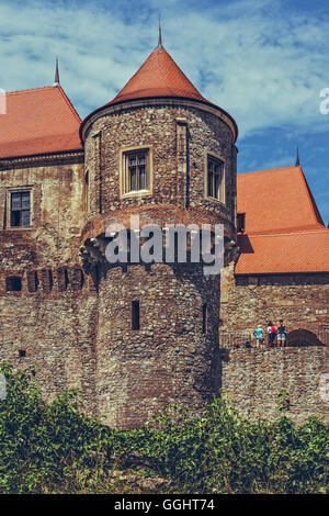 Hunedoara, Romania - Luglio 23, 2016: La Torre batteristi del Corvin Castello. Secondo gli storici, da questa torre, il castello Foto Stock