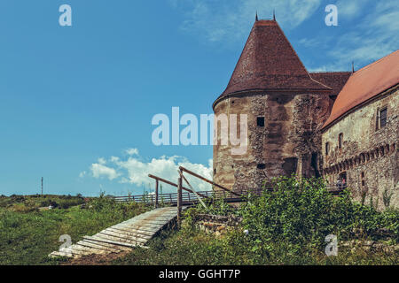 Hunedoara, Romania - Luglio 23, 2016: ponte di legno presso la vecchia torre di porta che è la vecchia entrata per il Corvin Castello, uno di t Foto Stock