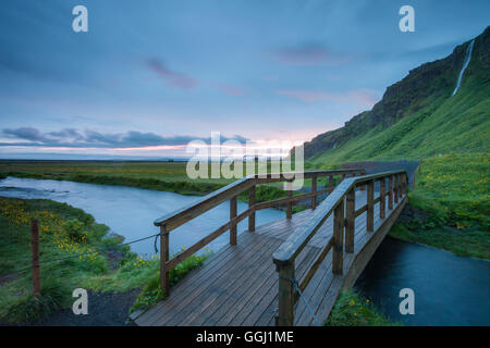 Estate tramonto al fiume Seljalands nel sud dell'Islanda. Foto Stock