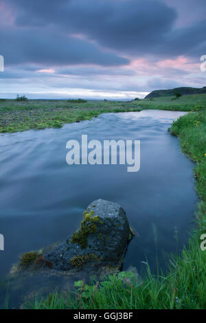 Estate tramonto al fiume Seljalands nel sud dell'Islanda. Foto Stock