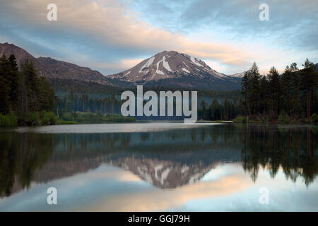 Geografia / viaggi, Stati Uniti, California, Parco nazionale vulcanico di Lassen, lasciando il punto di picco, Manzanita Lake, Additional-Rights-Clearance-Info-Not-Available Foto Stock