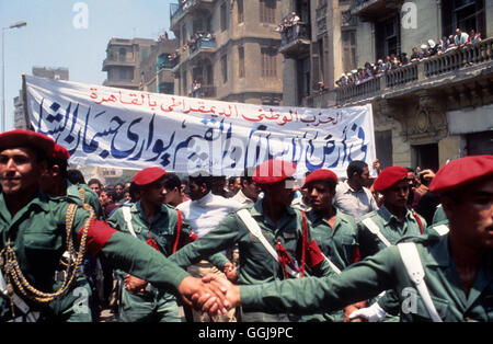 Scià dell'Iran il suo funerale di stato Cairo Egitto. I soldati trattengono la folla per le strade del Cairo. 2 agosto 1980. 1980 anni HOMER SYKES Foto Stock