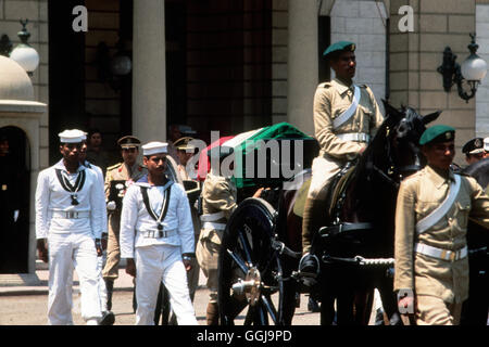 Scià dell'Iran il suo funerale di stato Cairo Egitto. Mohammad Reza Pahlavi, noto anche come Mohammad Reza Shah. Processione per il Beying in State al Palazzo Abdin, Cairo 1980 HOMER SYKES Foto Stock