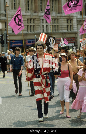 Dimostrazione CND per la campagna per il disarmo nucleare raduno attraverso Londra per Hyde Park 1982, in Inghilterra, demo sulla guerra anti-Falklands. 1980s UK Man indossa una maschera President Reagan con un costume Stars and Stripes. HOMER SYKES Foto Stock