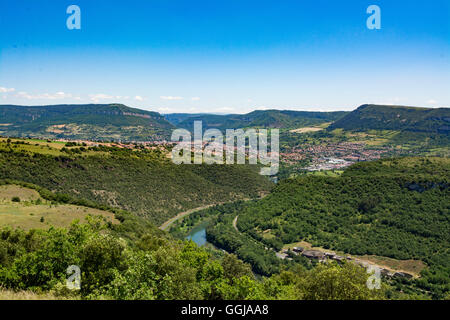 Vista della città di Millay e del Lot del fiume, Aveyron, Occitanie, Francia Foto Stock