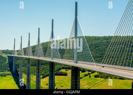 Viadotto Millau sopra il fiume Tarn, Parco Naturale Regionale dei Grands Causses, il viadotto di Millau, Aveyron dipartimento, Occitanie, Francia Foto Stock