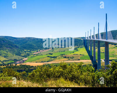 Viadotto Millau sopra il fiume Tarn, Parco Naturale Regionale dei Grands Causses, il viadotto di Millau, Aveyron dipartimento, Occitanie, Francia Foto Stock